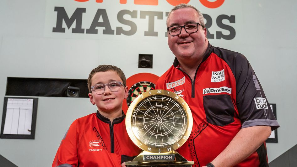 Stephen Bunting celebrates with his son (Picture: Taylor Lanning/PDC)