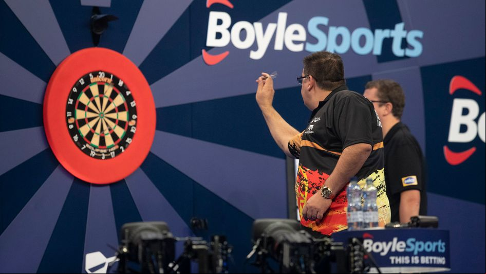Jose De Sousa in action in his Grand Slam of Darts semi-final (Lawrence Lustig/PDC)